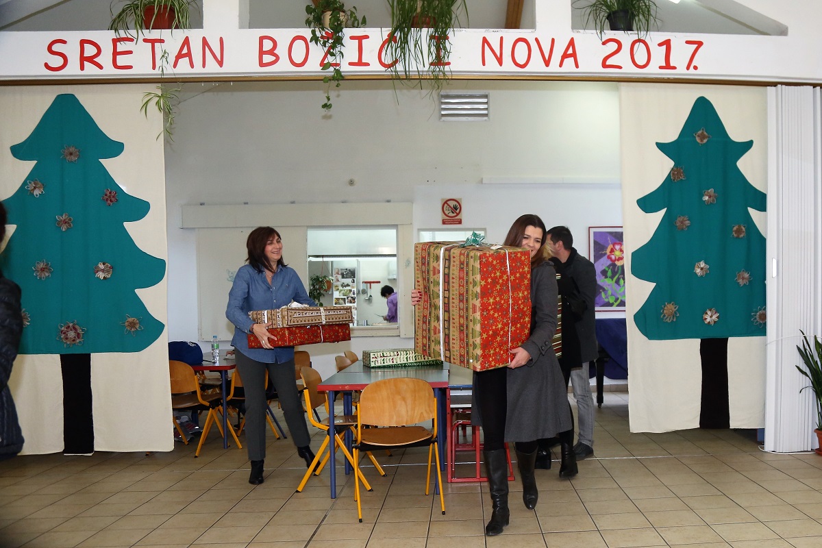 Vrijeme je darivanja - 'Sretan Božić i Nova 2017. godina' (Foto: Rudinapress/H. Pavić) 