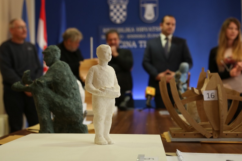 Featured image for “Spomenik betinskim kalafatima: ‘Tradicija živi ako se nađe neko dijete željno da je nastavi’”