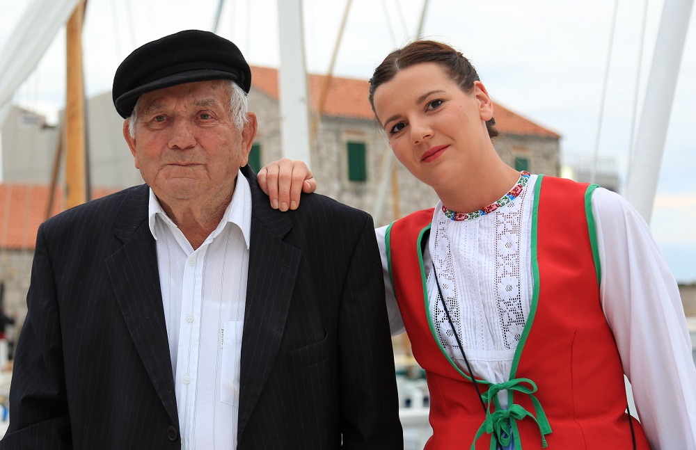 Ante Balin Nijemac i njegova unuka Veronika Skračić (Foto: Rudinapress/H. Pavić)
