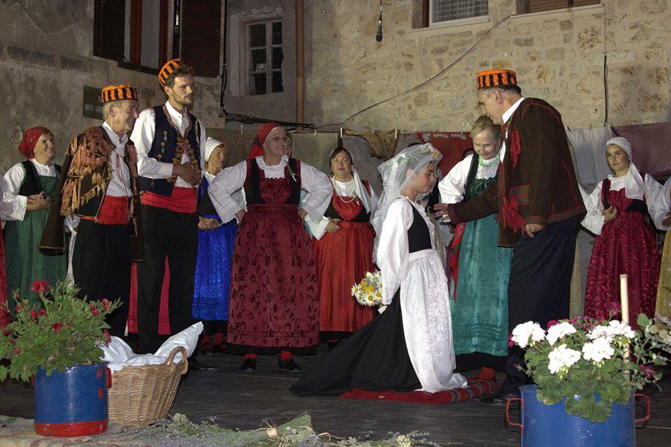 Featured image for “Pirovački festival starih svadbenih običaja “Oj divojko diži se iz dvora””
