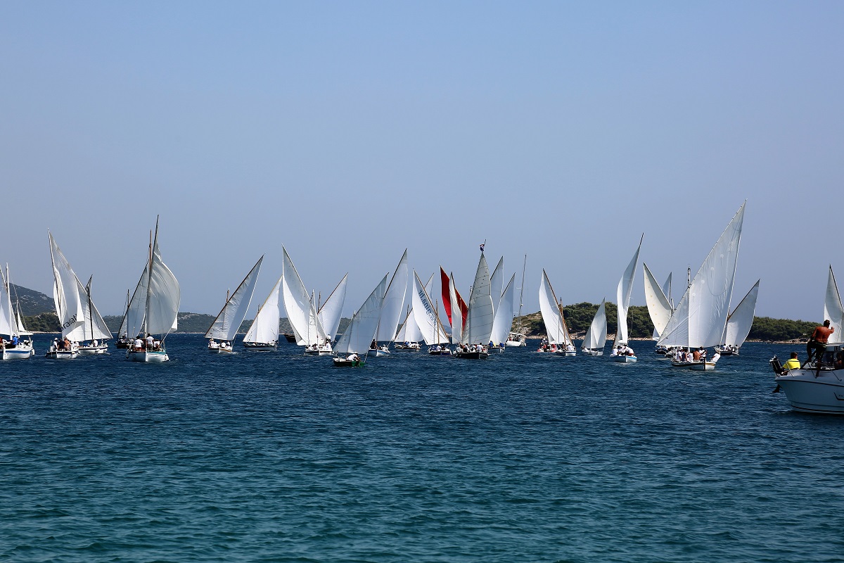 Featured image for “FEŠTA UZ GIUILIANA Starta 6. Lantina, regata i odmjeravanje u ljepoti drvenih, tradicijskih brodova otoka Murtera”