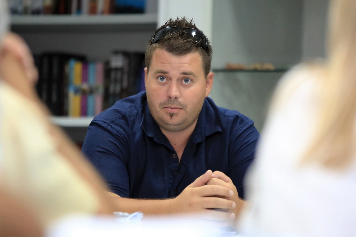 Toni Turčinov objasnio je vijećnicima korake ka rješavanju problema opskrbe Murtera električnom energijom (Foto: Rudinapress/H. Pavić)