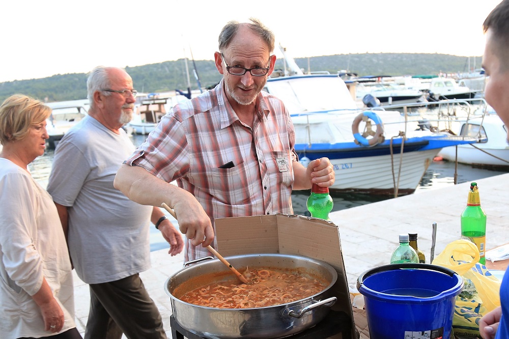 Featured image for “Simfonija okusa u Pirovcu – večeras se održava Glazbarska kužina”