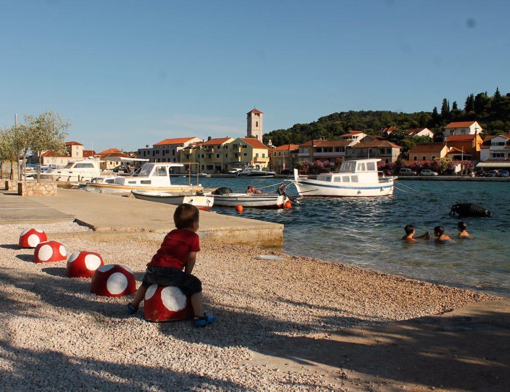 Featured image for “Foto vijest iz Tisnog: Na plaži nikle vesele ‘gljive’”