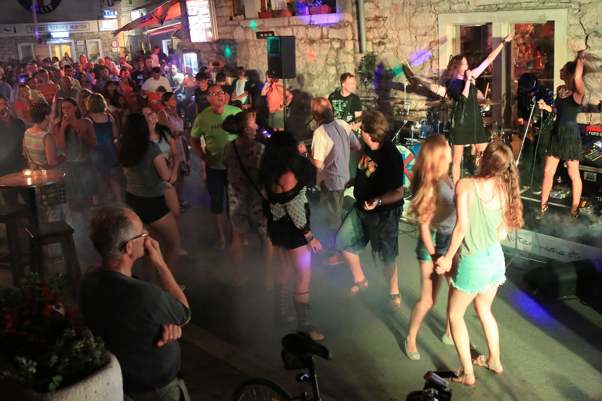Featured image for “Najava za večeras: U Murteru DJ party, u Pirovcu Karaoke show…”