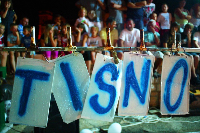 Featured image for “Igre na korentu u Tisnom, špica u Murteru, u Jezerima Mela, a u Pirovcu Papagallo”