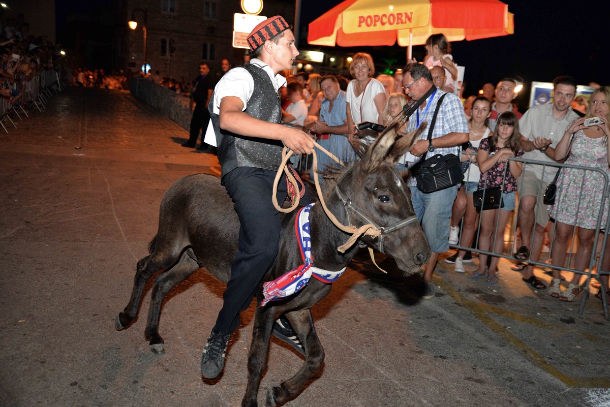 Featured image for “U Betini regata, u Pirovcu utrke magaraca, u Murteru koncert…”