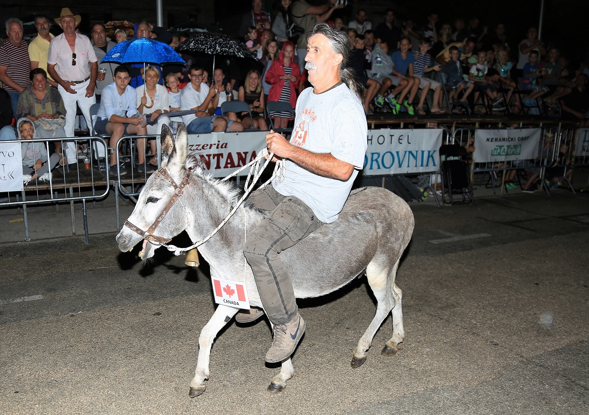 Featured image for “Kiša prekinula utrku: Naslov najbržeg kopita svijeta ostaje Mišku”