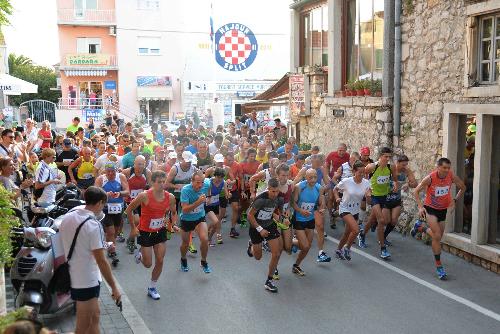 Featured image for “U Murteru ulična utrka i pučki pivači, u Tisnom klape i lovci, u Pirovcu puhači…”