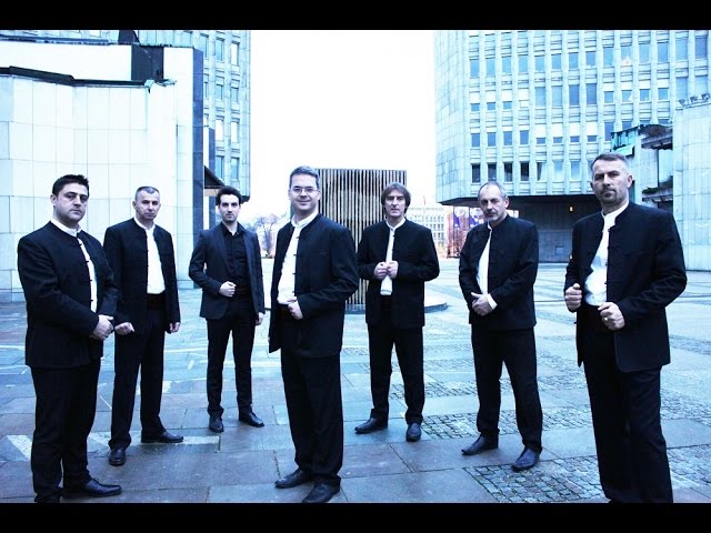 Featured image for “Klapa Contra večeras u Tisnom, u Betini Musica Mediterana, u Pirovcu i Murteru predstave…”