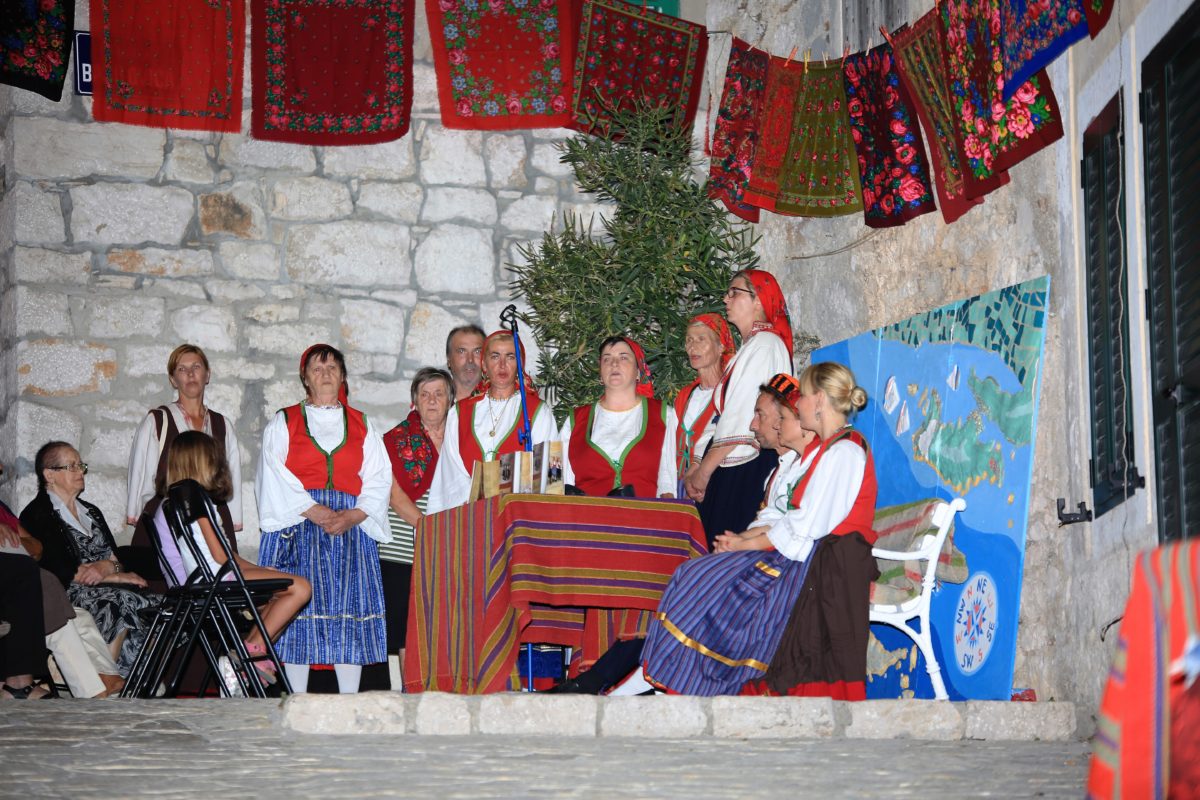 Featured image for “Skandal u školskom udžbeniku: Kako su Betinjani postali Betinci? ”