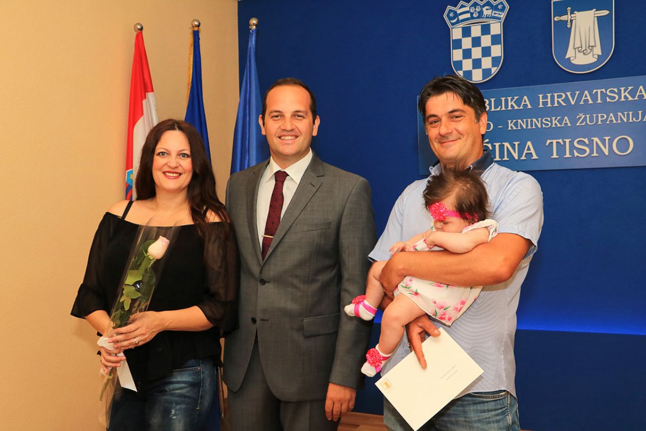 Featured image for “Samo šest parova na primanju u Općini Tisno – vjenčanja i bebe tek se očekuju”