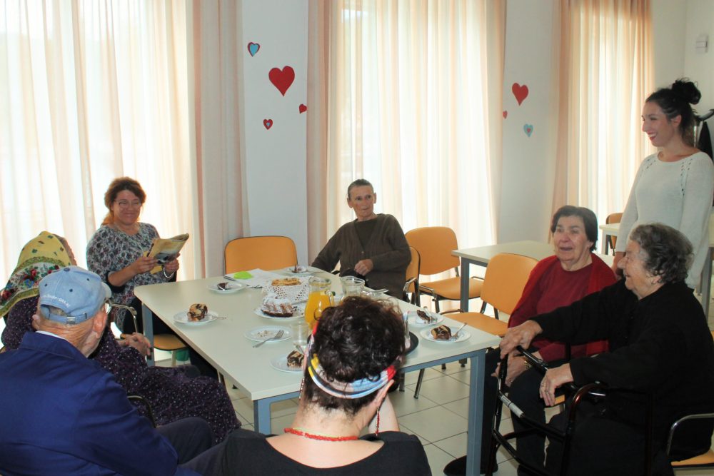 Čitam sto na sat - korisnici Doma za starije i nemoćne Tisno u društvu knjižničarke Mirele Klarin (Foto: Rudinapress/S. Henjak)