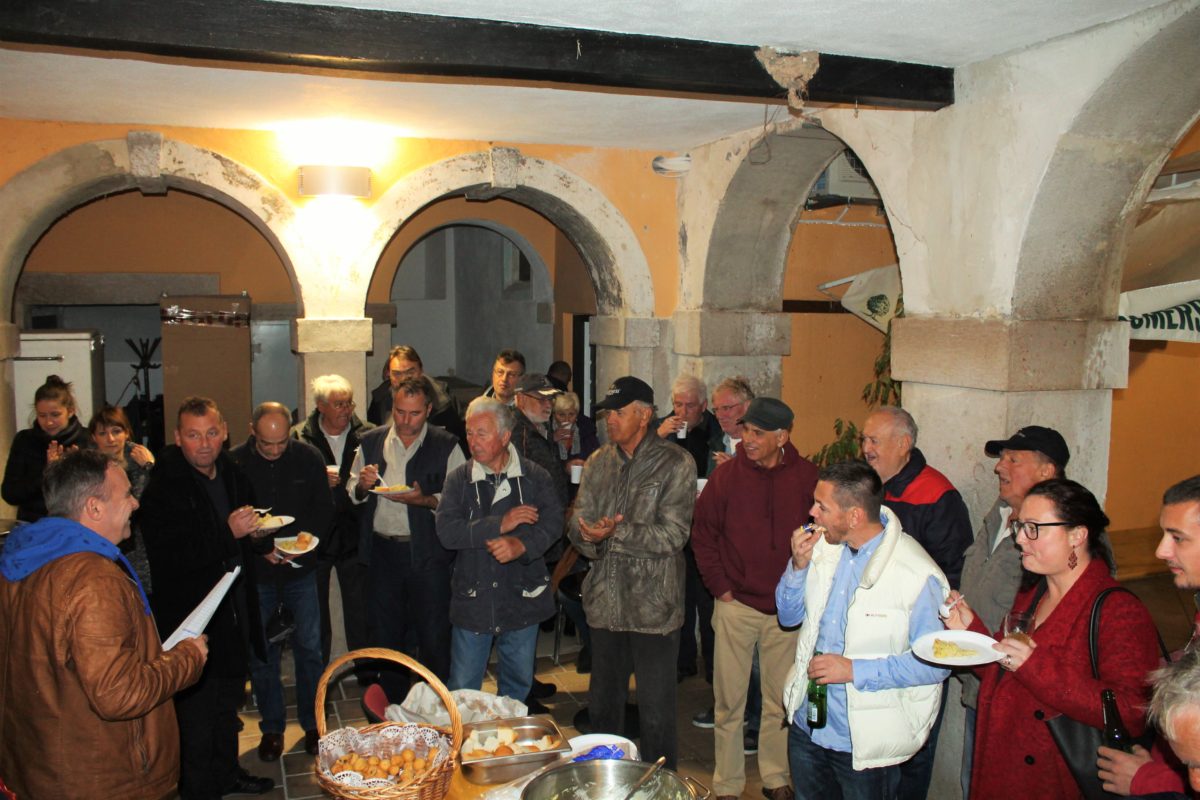 Featured image for “FOTOGALERIJA Martinje u Tisnom: Ovogodišnji vinski prvak je Bore Crvelin”