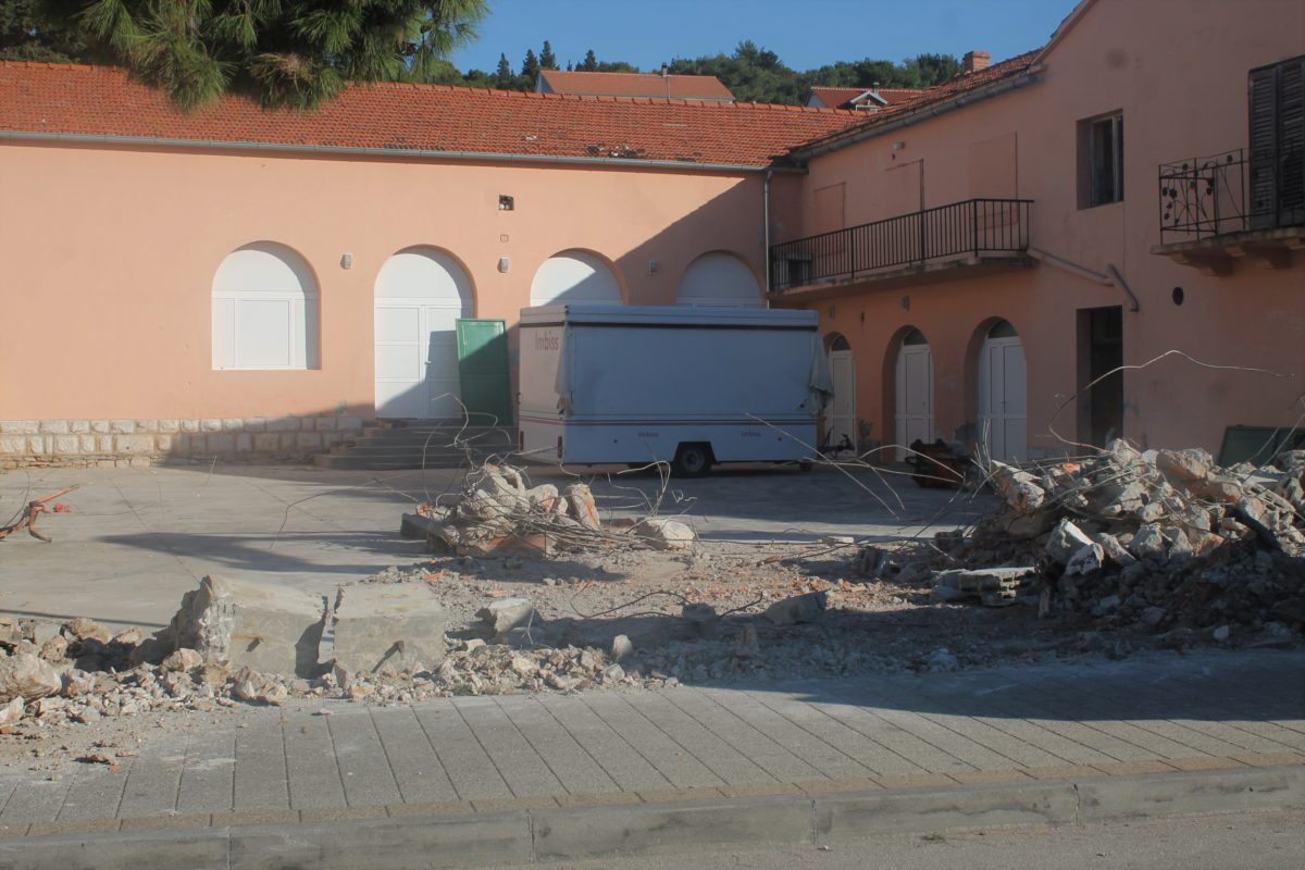 Featured image for “Tisno: Sanacija krovišta i uređenje dvorišta ljetnog kina”