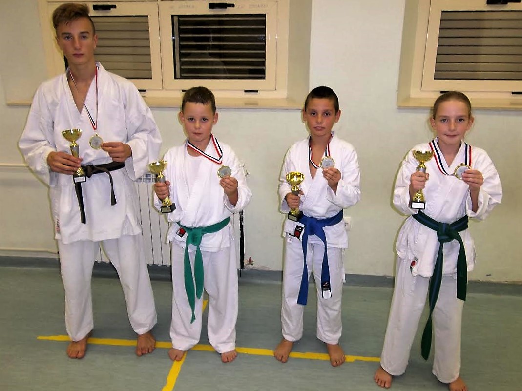 Featured image for “Karate škola Pirovac osvojila četiri zlatne medalje na Međunarodnom turniru „Kaštela Open“”