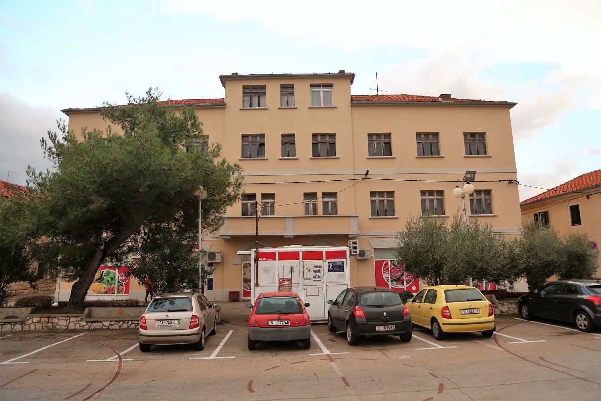 Featured image for “Stara škola u Tisnom postaje hotel”