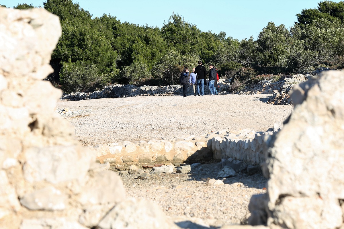 Radni sastanak na 'Prvoj antičkoj plaži' (Foto: Rudinapress)