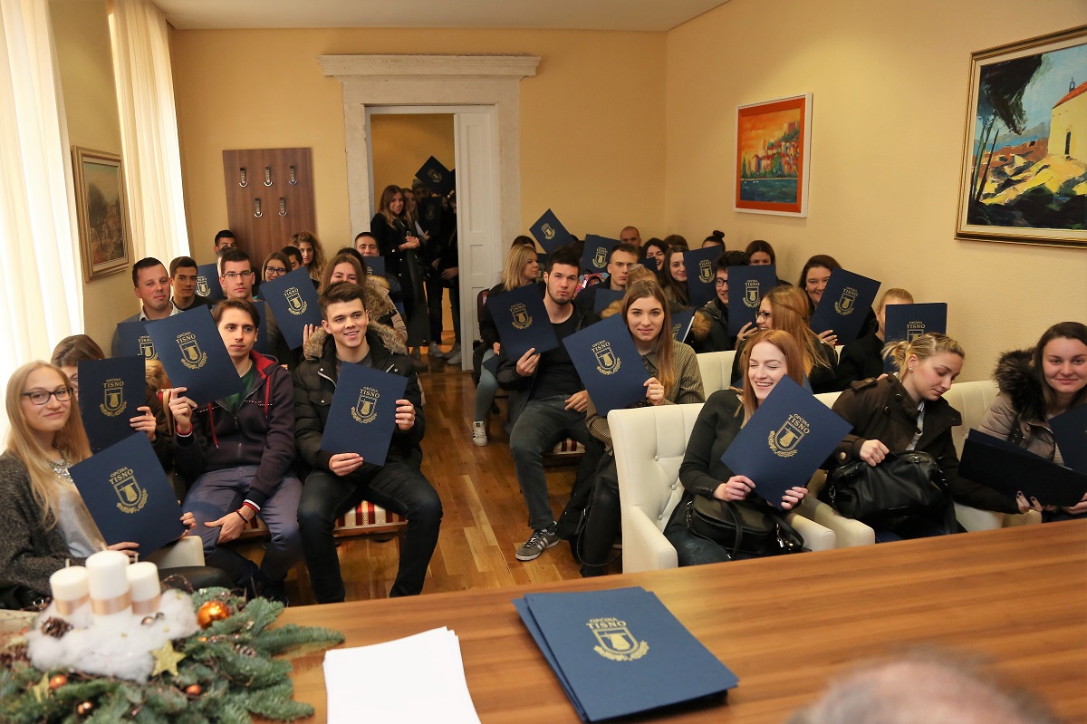 Featured image for “Ulaganje u budućnost – Općina Tisno stipendira sve redovne studente”