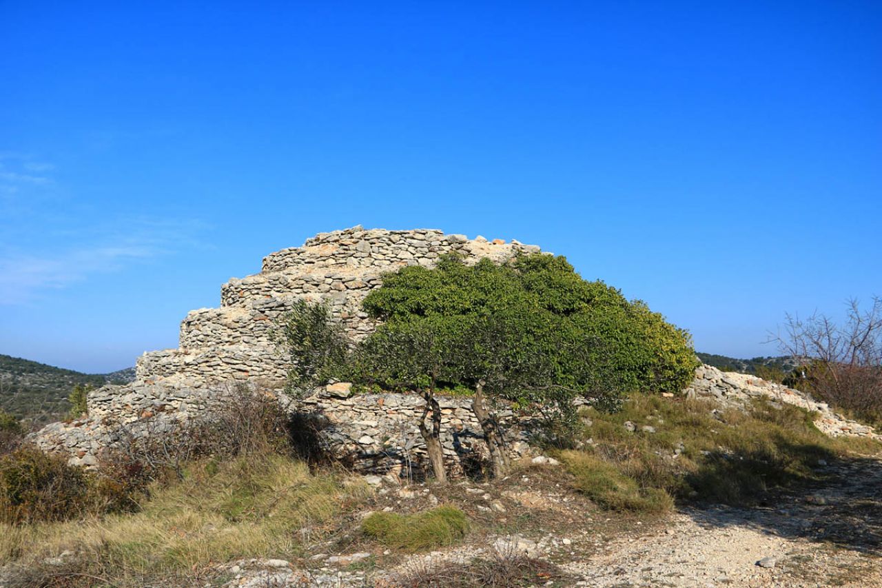 Featured image for “Pudarica je branila Jezera od gusara – hoće li Jezerani nju braniti od turista?”