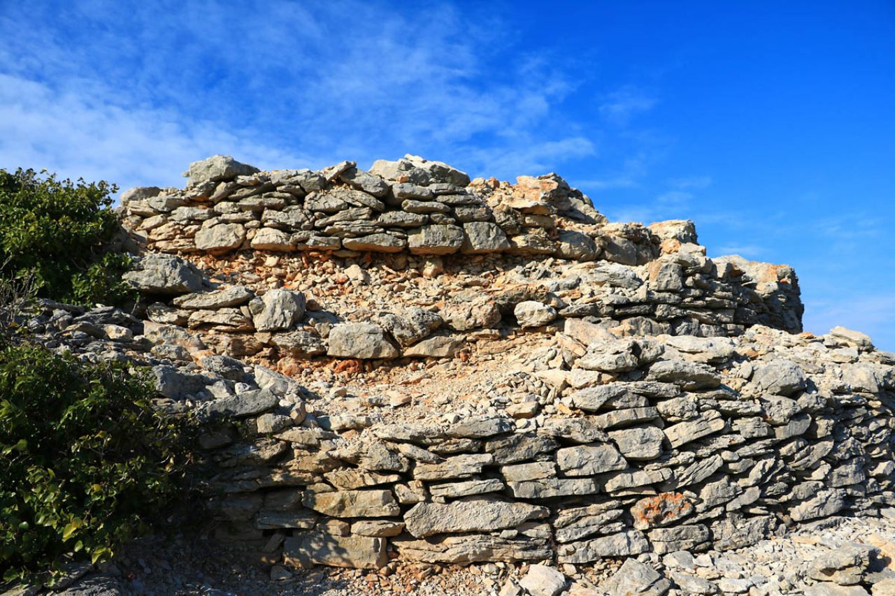 Zidovi kamene gomile urušavaju se gomila turista koje se bezobzirno na nju penju (Foto: Tisno.hr)