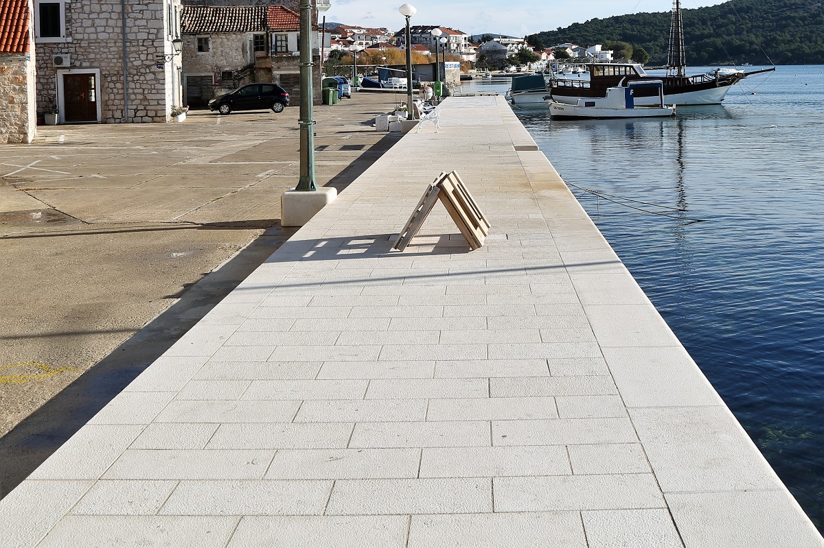 Featured image for “Novi kamen na Staroj rivi: Nastavlja se uređenje obale sve do plaže Starine”