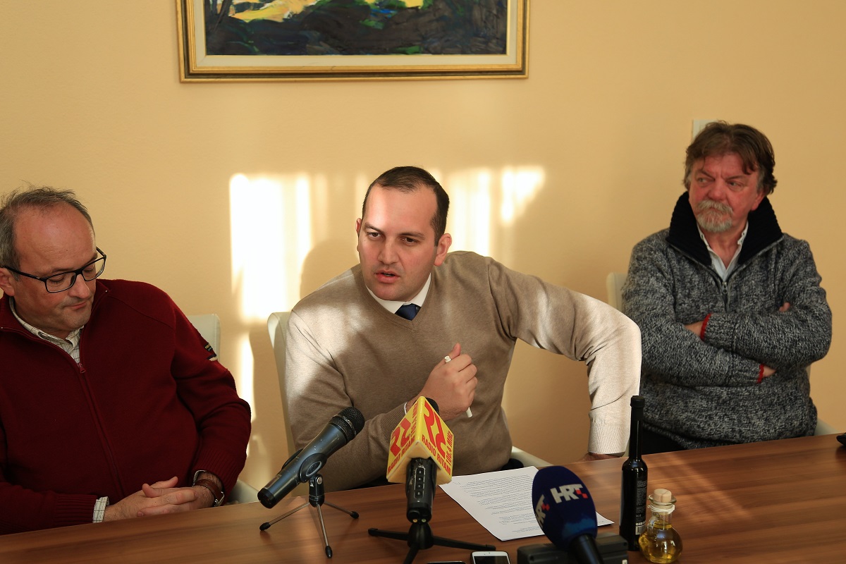 Etnolog Jadran Kale, načelnik Ivan Klarin i arheolog Željko Krnčević (Foto: Rudinapress/H. Pavić)