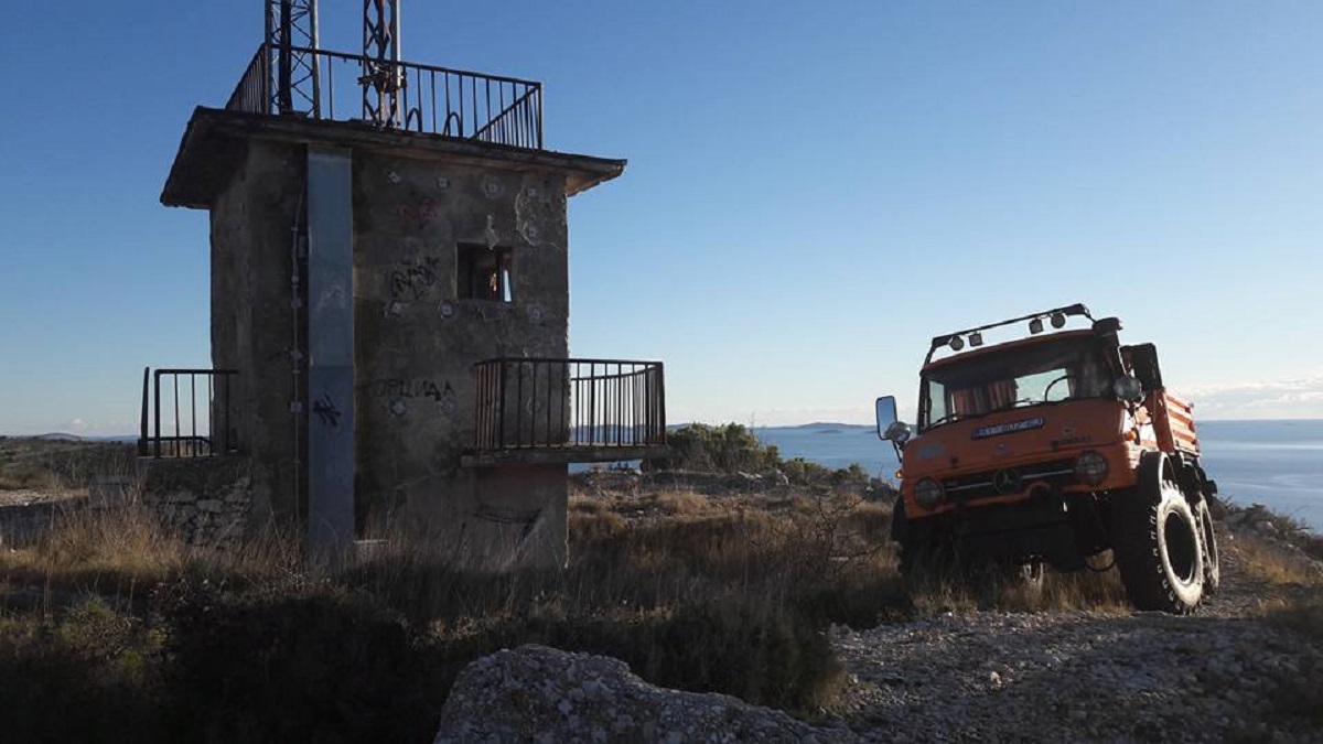 Featured image for “Uređuju se polja – stigao UNIMOG 409 s malčerom i drobilicom”
