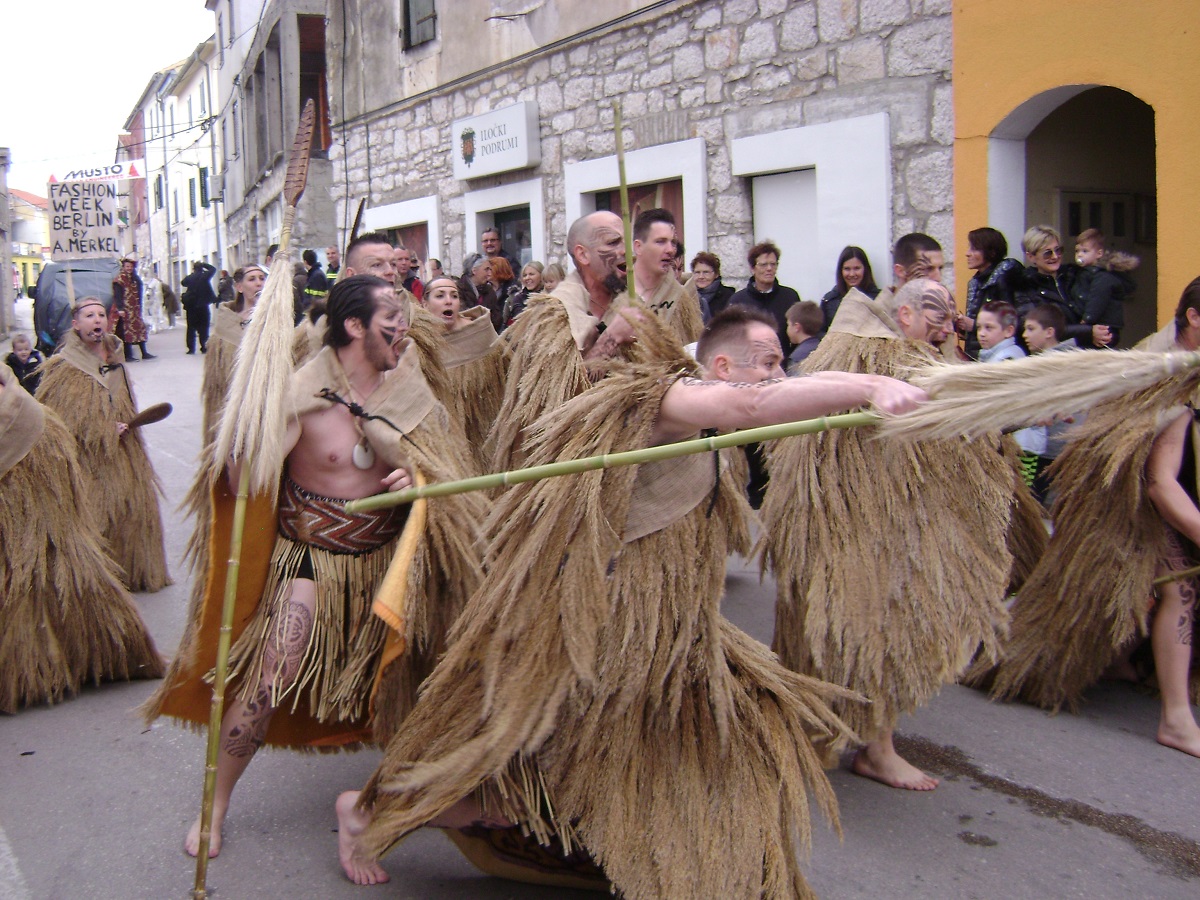 Featured image for “Murter – tradicionalna raskoš kostima u pokladnoj povorci”