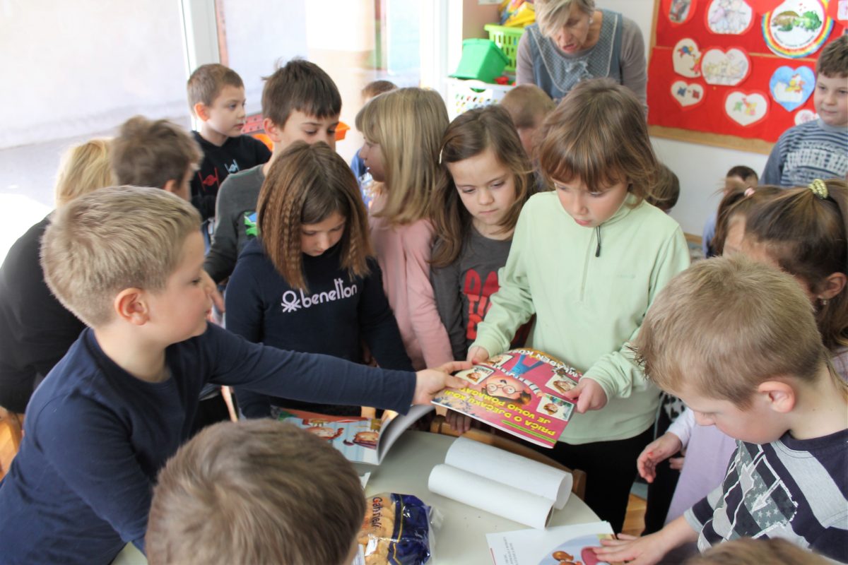 Featured image for “Knjižničarke i volonteri tišnjanske knjižnice obradovali srca mališana čitajući im priče”