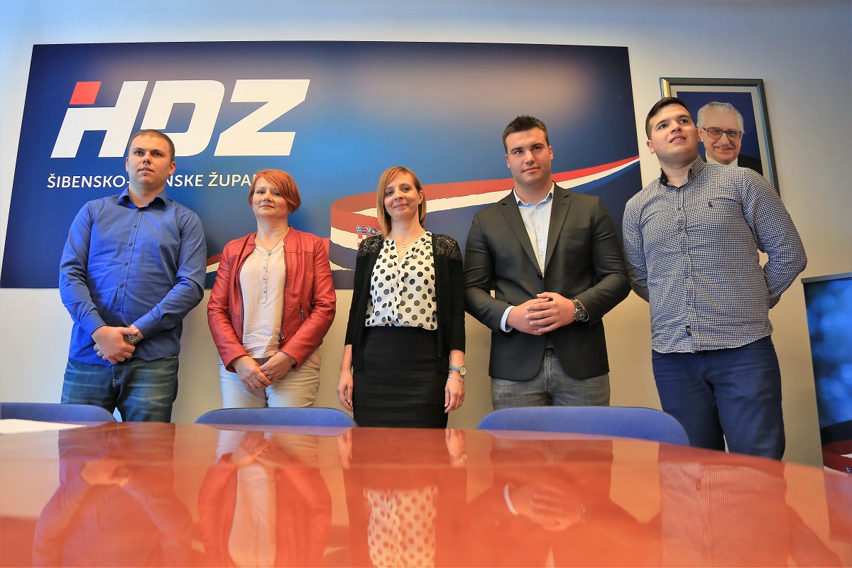 Featured image for “IZBORI HDZ predstavio tim za Općinu Tisno – predvode žene i mladi”