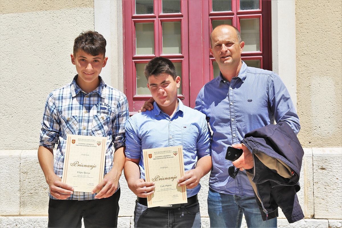 Featured image for “Među najperspektivnijim sportašima Županije, veslački dvojac Papeša i Španja iz Tisnog”