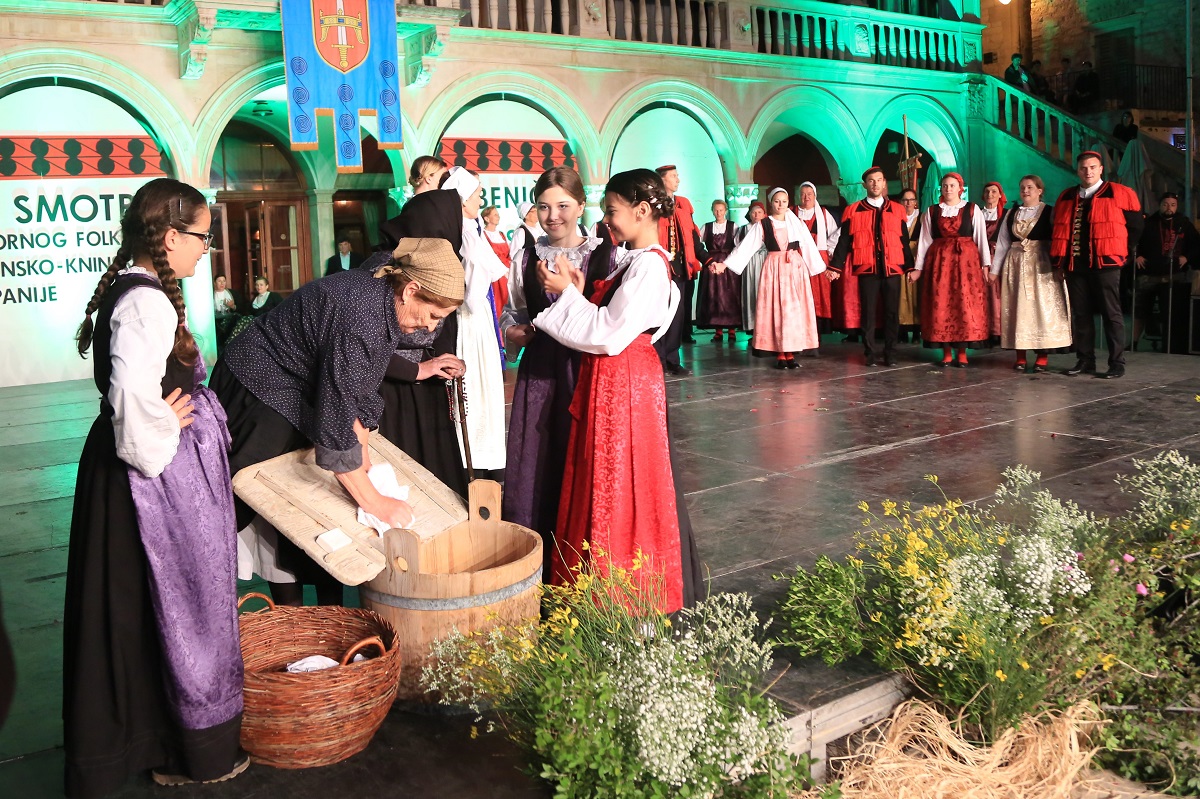 Featured image for “FOTOGALERIJA KUD ‘Zora’ i KUD ‘Bezdan’ na smotri folklora u Šibeniku”
