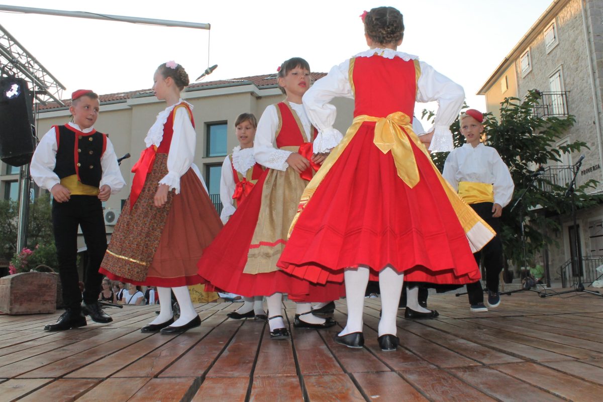 Featured image for “Dani tradicijske kulture u Jezerima: Zanimljiva predavanja, plesni seminar i izložbe”