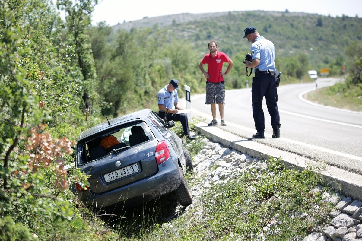 Featured image for “Pet osoba ozlijeđeno u izlijetanju Škode između Kapele i Pirovca”