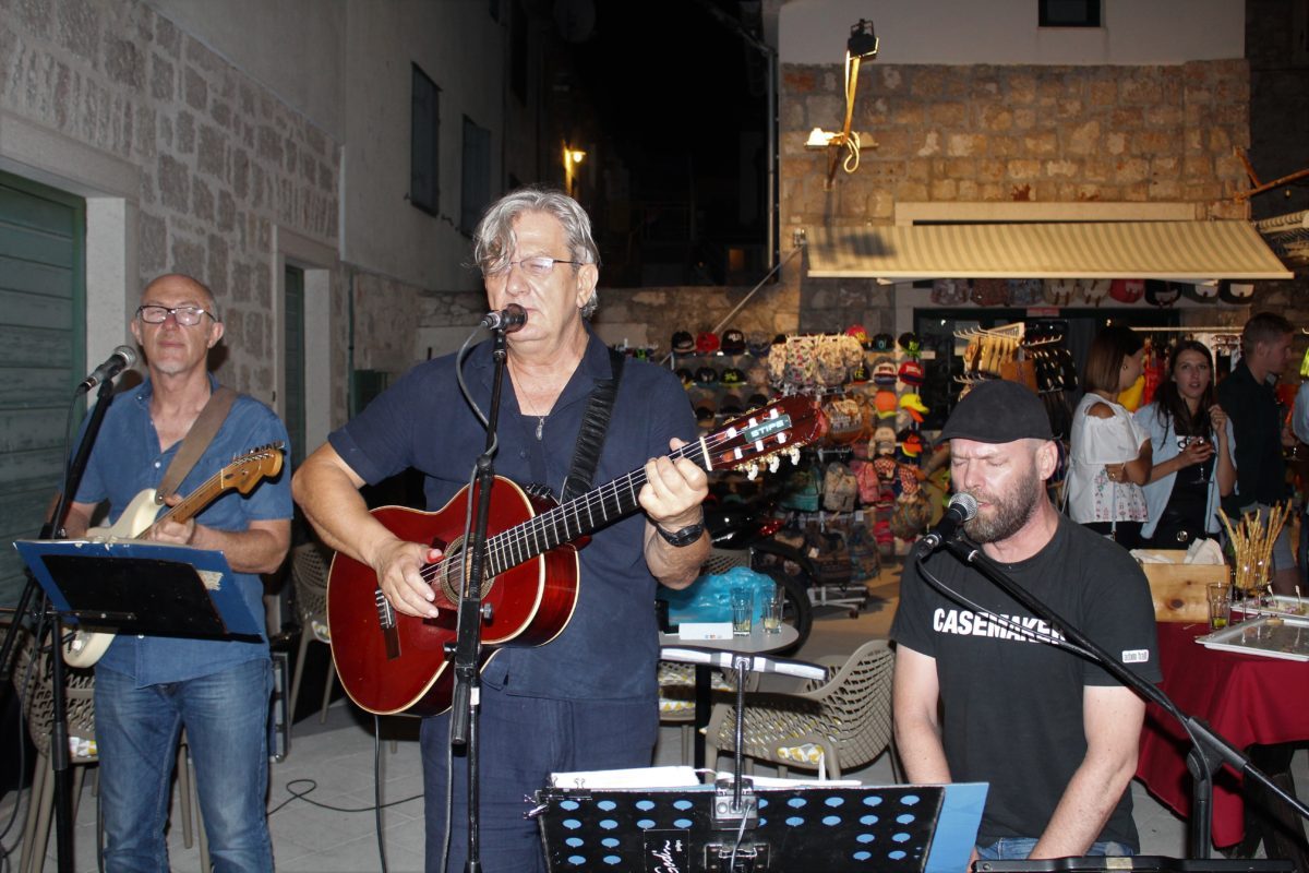 Featured image for “Večeras se ipak svira u Murteru – Bagatin na terasi Corretta”