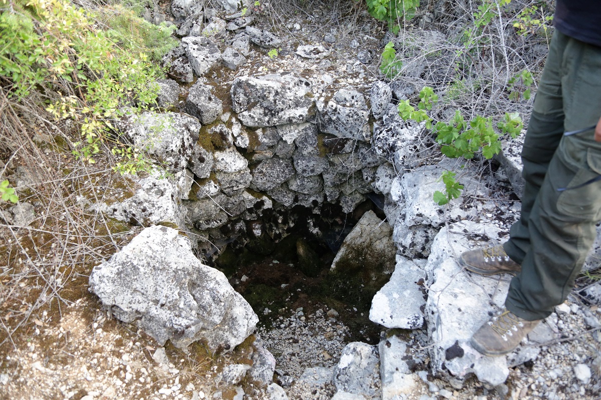 Featured image for “Živa voda na vrhu brda iznad Dazline – Mjesni odbor namjerava urediti stari bunar na Soplju i vidikovac na Gradini”