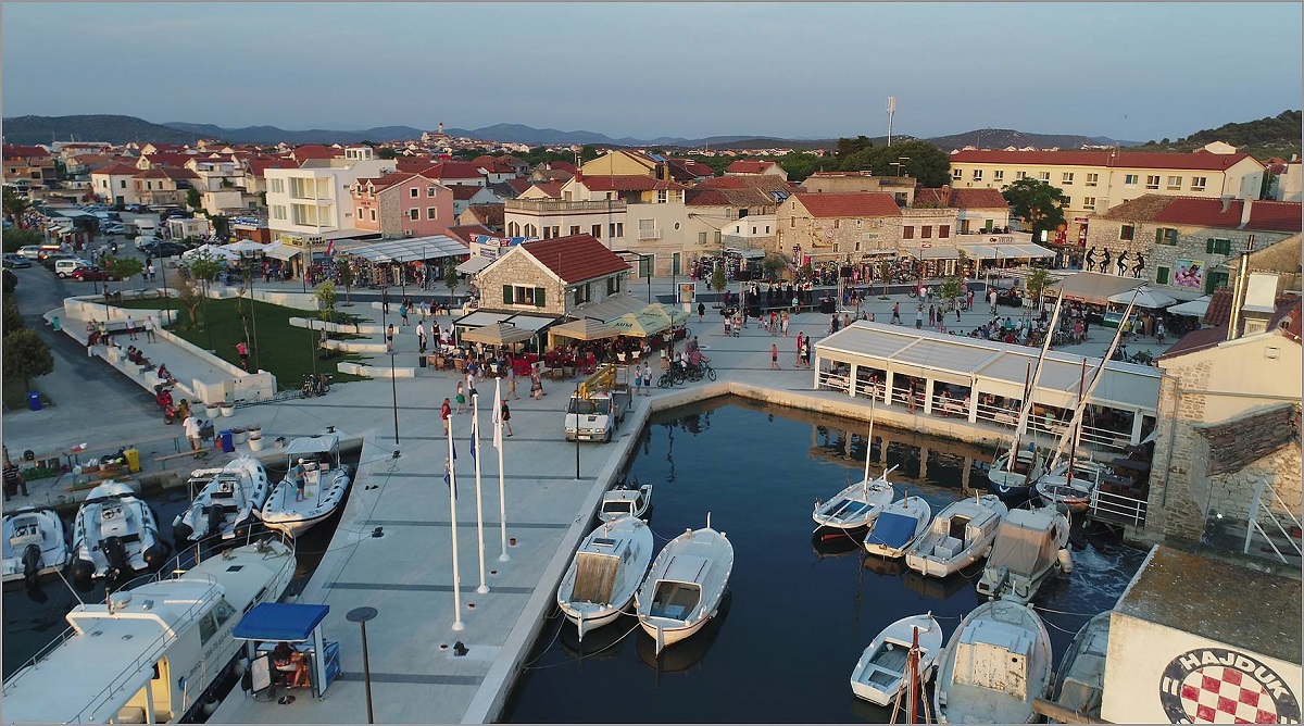 Featured image for “Turistički rekord u Murteru – turista i noćenja za trećinu više nego lani”