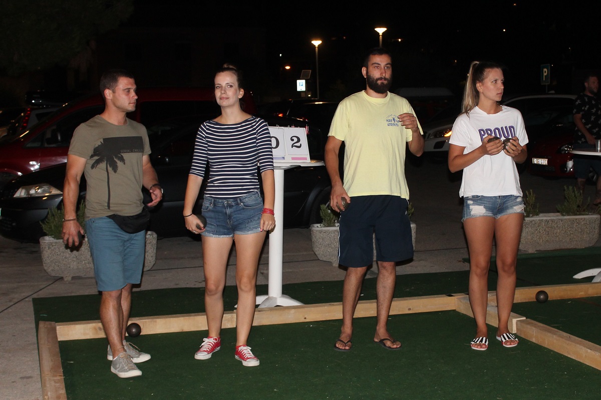 Featured image for “FOTOGALERIJA Zažarile se balote u Tisnom, slavili Mudražija i Bilić”