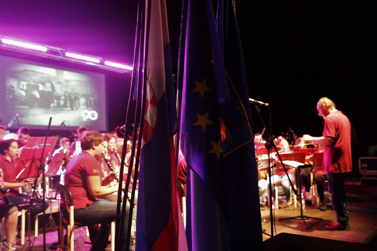 Featured image for “FOTOGALERIJA Veličanstveni koncert KUD-a Hartić u čast Dana pobjede”
