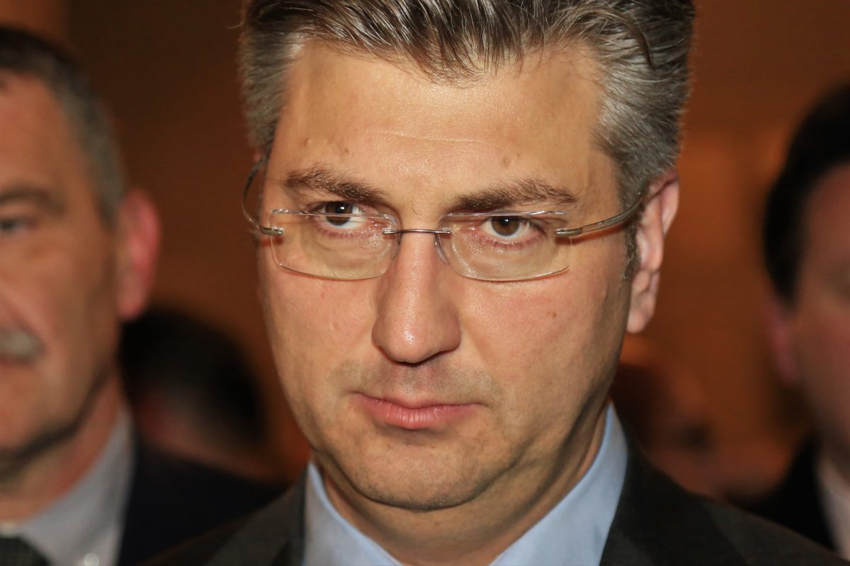 Featured image for “Klarin o odgodi poreza na nekretnine – traži odgovornost za bačen novac”