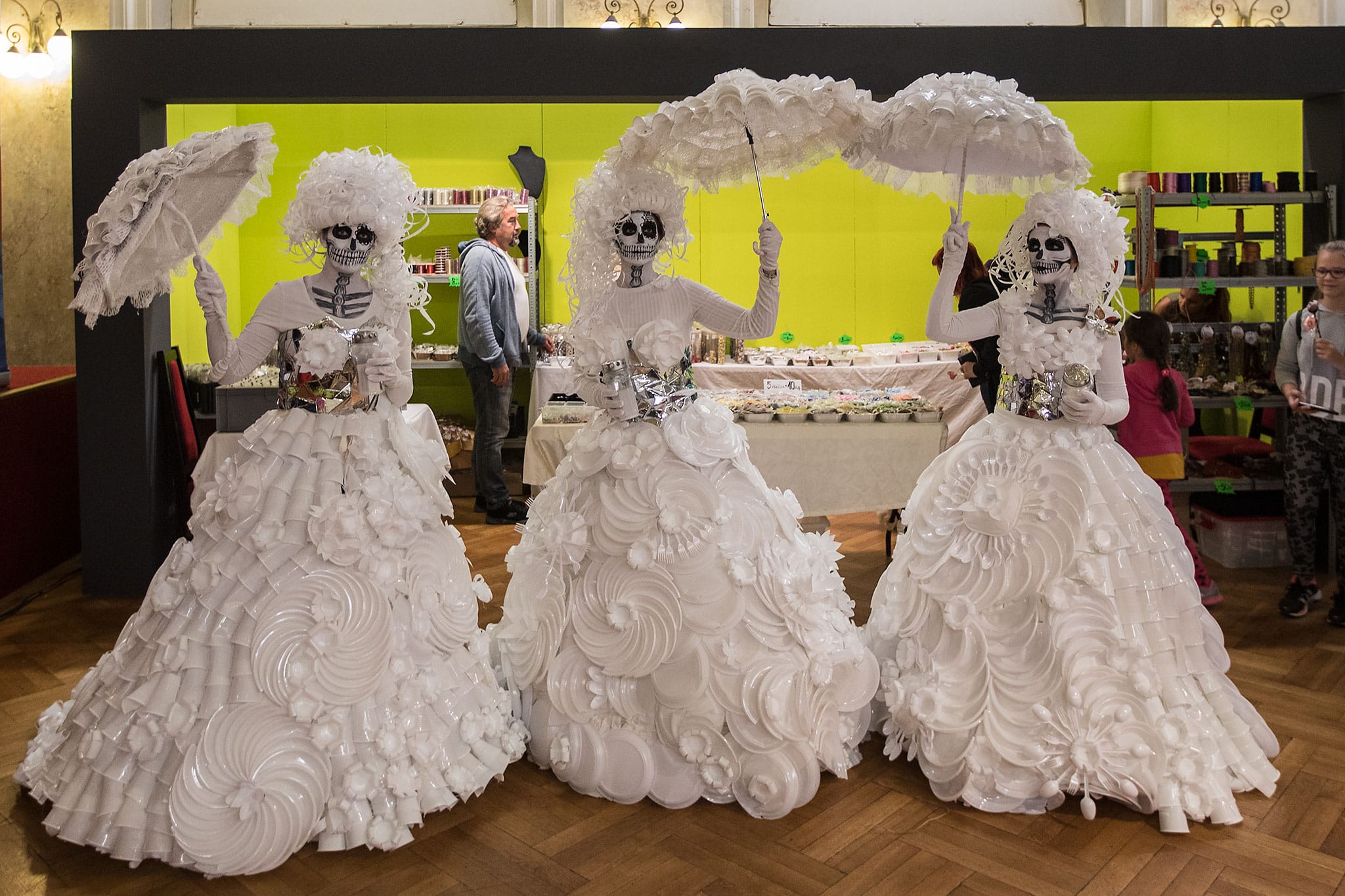 Featured image for “Murterke u Puli: U kostimima od plastike na Hand Made Festivalu”