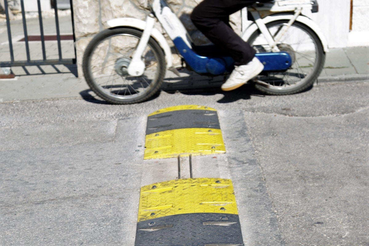 Featured image for “‘Otmica’ ležećih policajaca u Murteru! Načelnik Turčinov nudi 10.000 kuna za informaciju o krađi uspornika”