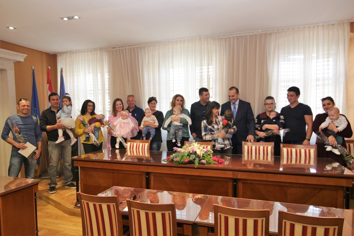Featured image for “Mala svečanost s velikim povodom – Općina Tisno darivala mlade parove”
