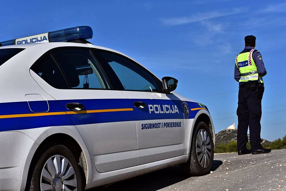 Featured image for “PIROVAC Stao i otvorio vrata auta, motoristi se zabili”