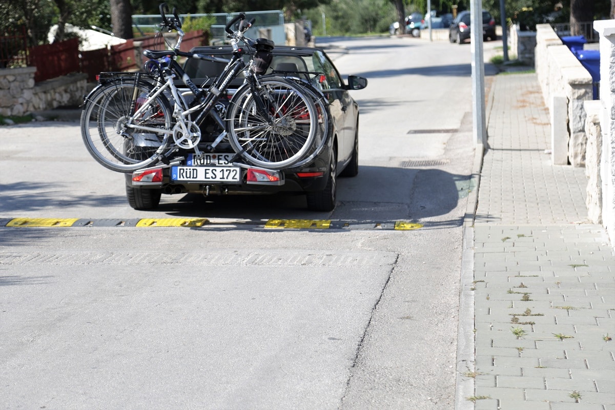 Featured image for “Nju su usporili – ležeći policajci Slovenku na bicikli koštali ozljeda i novca”