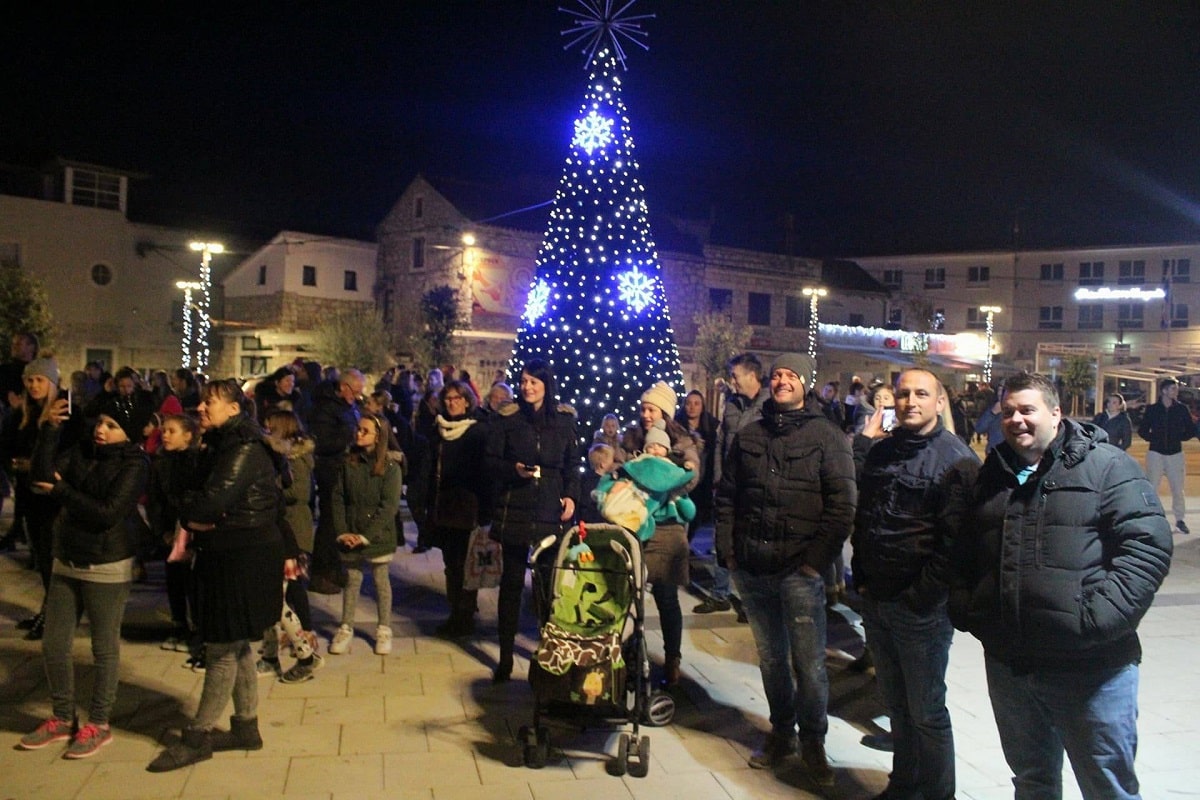 Featured image for ““Božić je u mome mistu”- gore lampice i na murterskoj Rudini”