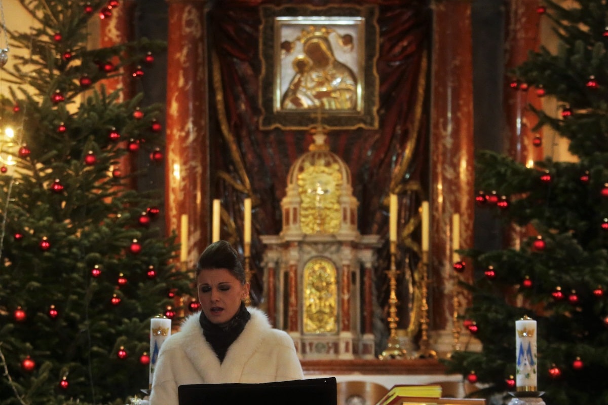 Featured image for “Nera, Gordana i blagdansko veselje u crkvi Gospe od zdravlja u Jezerima”