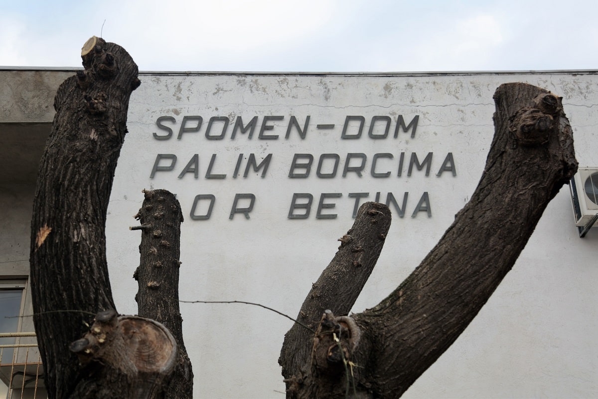 Featured image for “Spomen-dom palim borcima NOR-a – natpis ostao, uspomene deložirane”