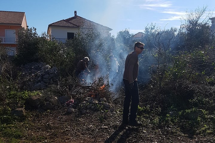 Featured image for “Javni radovi –  devetorica radnika u Murteru očistila i uredila pet hektara”
